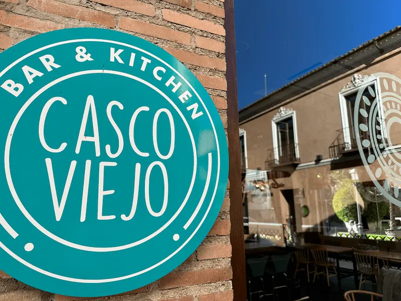 Cartel exterior de Casco Viejo Bar and Kitchen en Talavera de la Reina