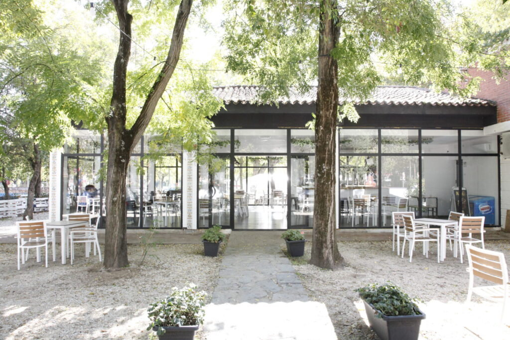 Terraza del bar El Jardín de Pigmalión en Talavera de la Reina